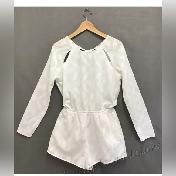 Women's Tavik Amour Romper Long sleeve white one piece size small Tillys New - Picture 6 of 12